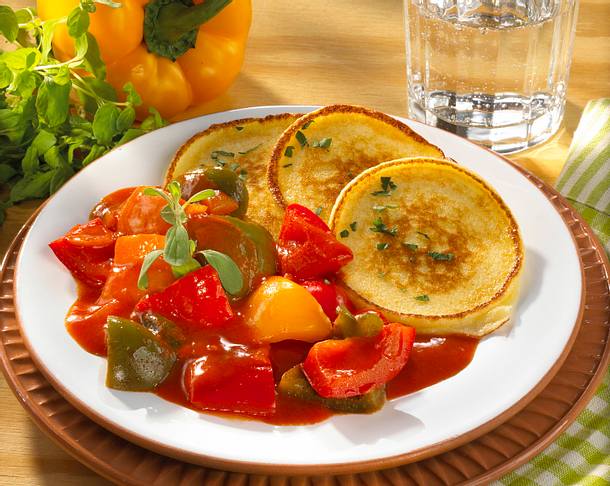 Quarkplinsen mit Paprikaschmorgemüse Rezept Quarkplinsen mit Paprikaschmorgemüse Rezept
