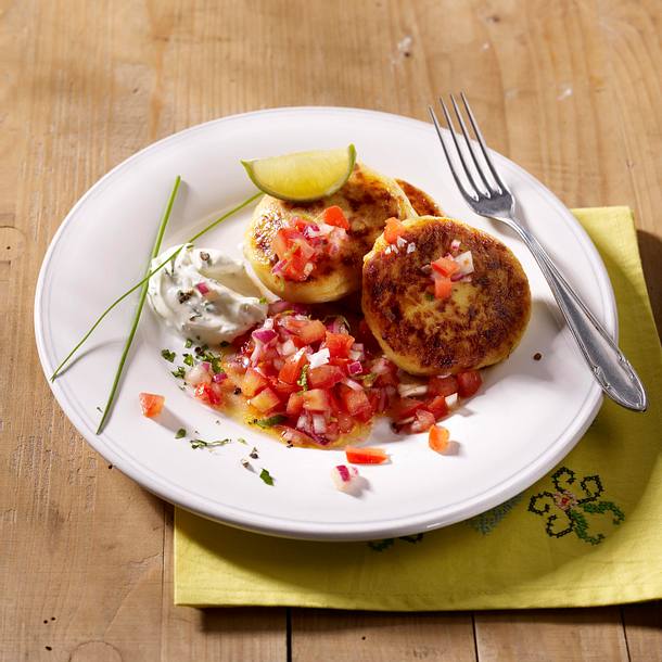 Quarkplinsen mit Tomatensalsa Rezept Quarkplinsen mit Tomatensalsa Rezept
