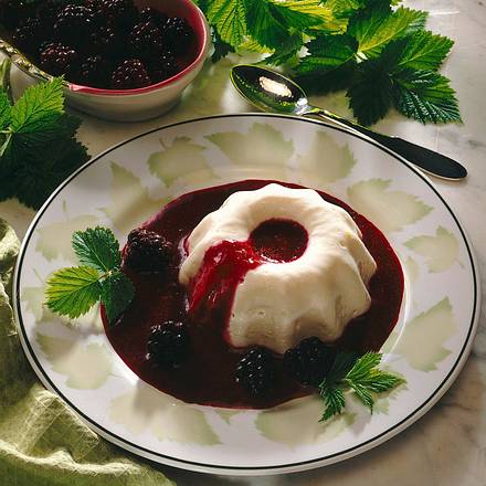 Quarkpudding auf Brombeersoße Rezept