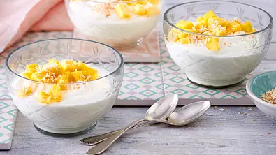 Kokos-Mango-Quarkspeise in 3 kleinen Glasschalen - Foto: LECKER @ Bauer Media Group