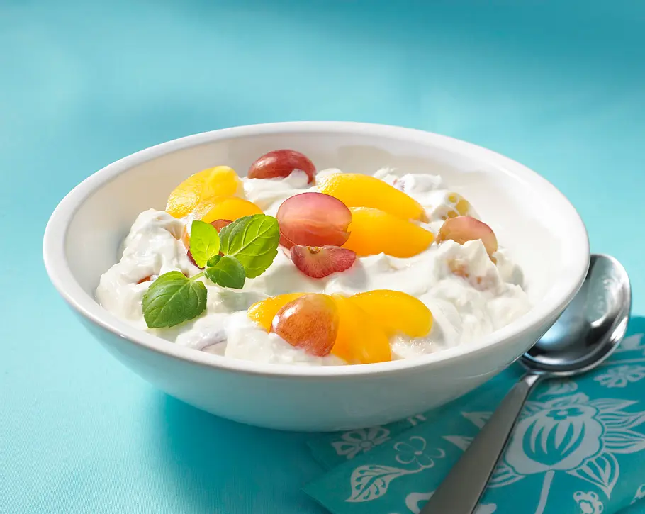 Quarkspeise mit Aprikosen und Weintrauben Rezept