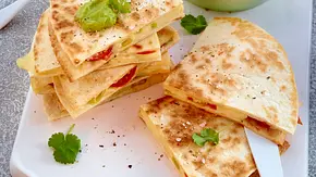 Quesadilla caprese mit Guacamole Rezept - Foto: LECKER @ Bauer Media Group