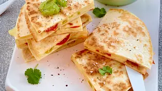 Quesadilla caprese mit Guacamole Rezept - Foto: LECKER @ Bauer Media Group