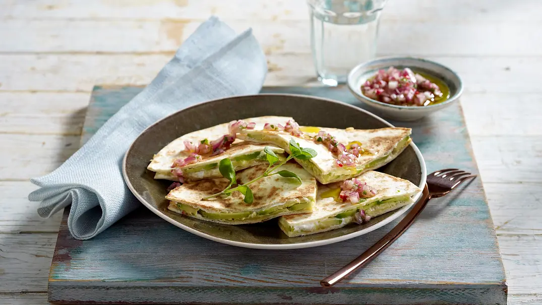 Quesadillas mit Avocado und Zwiebelsalsa Rezept - Foto: LECKER @ Bauer Media Group Quesadillas mit Avocado und Zwiebelsalsa Rezept - Foto: LECKER @ Bauer Media Group