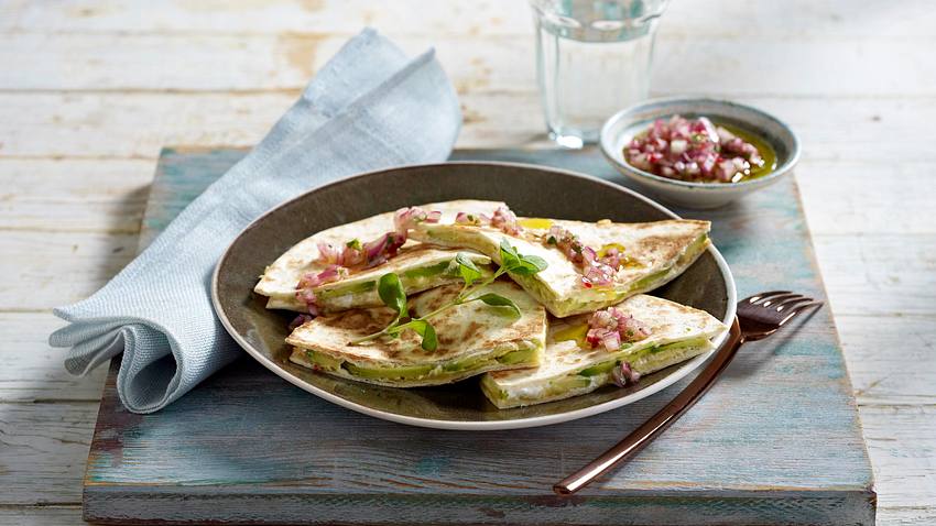 Quesadillas mit Avocado und Zwiebelsalsa Rezept - Foto: House of Food / Bauer Food Experts KG