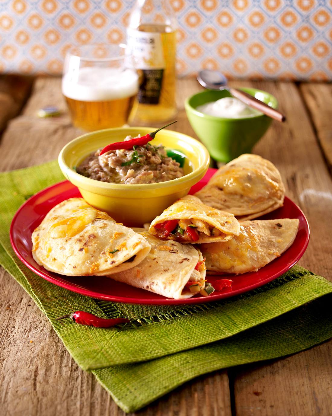 Quesadillas mit frijoles refritos (Gefüllte Käse-Tortillas mit ...