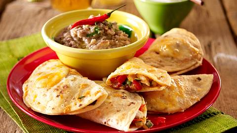Quesadillas mit frijoles refritos (Gefüllte Käse-Tortillas mit Bohnenpüree) Rezept - Foto: House of Food / Bauer Food Experts KG