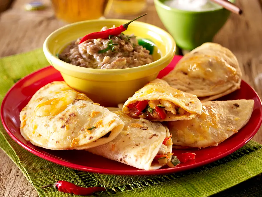Quesadillas mit frijoles refritos (Gefüllte Käse-Tortillas mit Bohnenpüree) Rezept Quesadillas mit frijoles refritos (Gefüllte Käse-Tortillas mit Bohnenpüree) Rezept