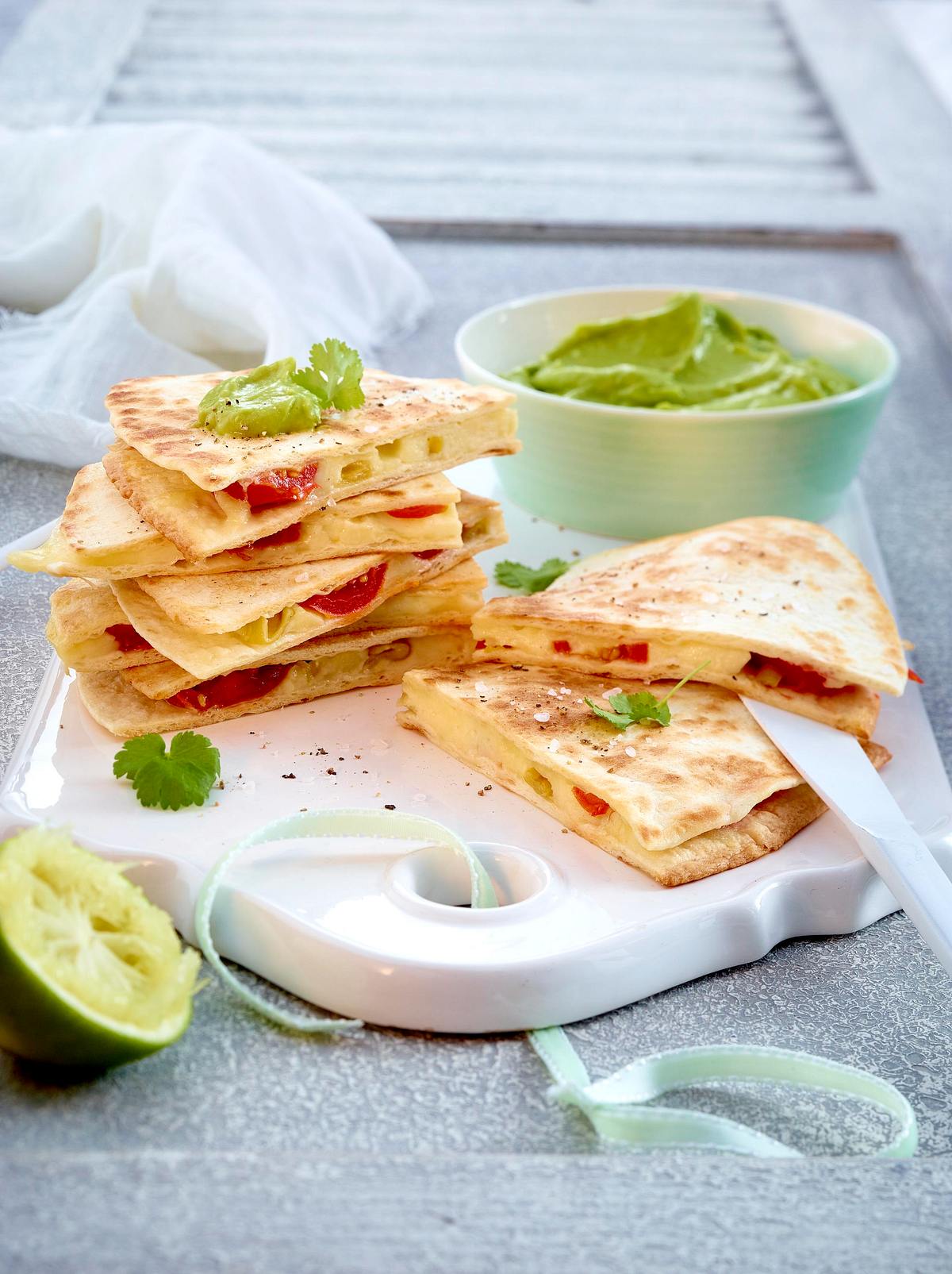 Quesadillas mit Tomaten-Mozzarella-Füllung und Guacamole Rezept