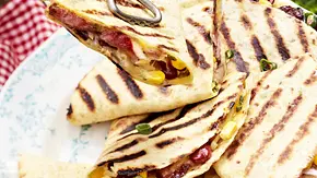 Quesadillas vom Grill mit Rindfleisch, Bohnen, Mais und Guacamole Rezept - Foto: LECKER @ Bauer Media Group