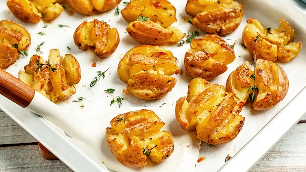 Quetschkartoffeln mit Kräuterquark Rezept - Foto: ShowHeroes für LECKER @ Bauer Media Group Quetschkartoffeln mit Kräuterquark Rezept - Foto: ShowHeroes für LECKER @ Bauer Media Group