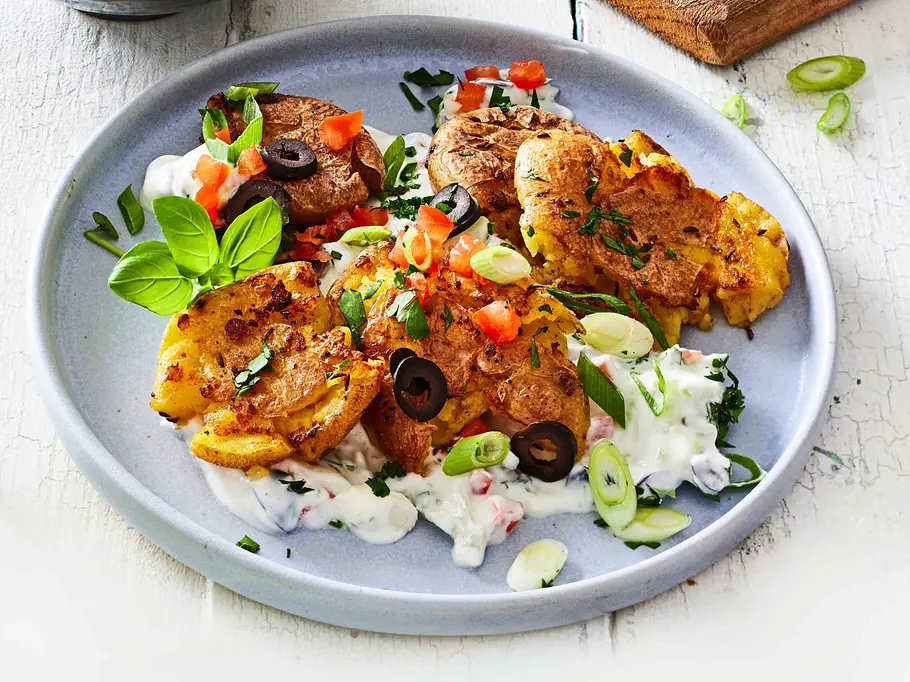 Quetschkartoffeln mit mediterranem Quark-Dip Rezept Quetschkartoffeln mit mediterranem Quark-Dip Rezept