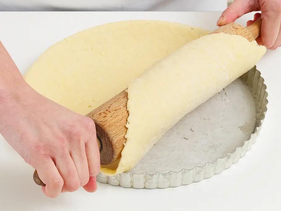 Quicheteig in die Form geben Quicheteig in die Form geben