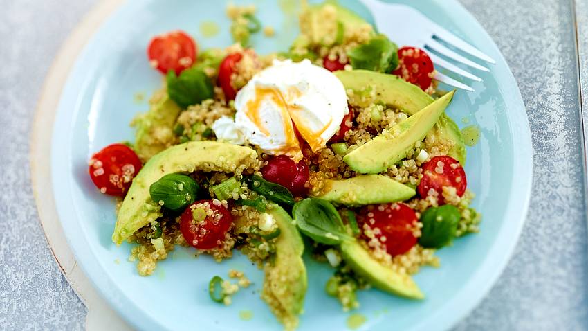 Quinoa-Avocado-Salat mit Kirschtomaten und pochiertem Ei Rezept - Foto: House of Food / Bauer Food Experts KG