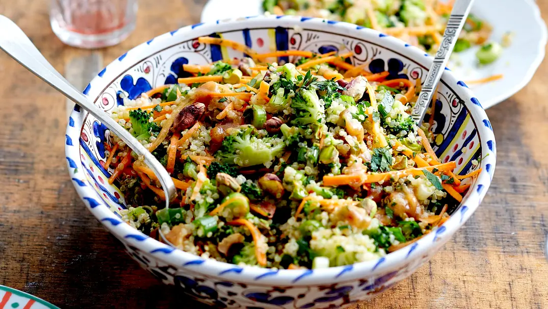 Quinoa-Brokkoli-Salat mit Pistazien und Apfel-Dattel-Vinaigrette Rezept - Foto: LECKER @ Bauer Media Group Quinoa-Brokkoli-Salat mit Pistazien und Apfel-Dattel-Vinaigrette Rezept - Foto: LECKER @ Bauer Media Group