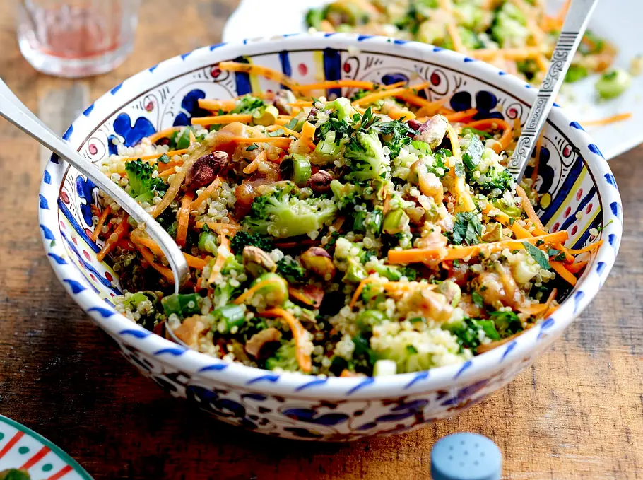Quinoa-Brokkoli-Salat mit Pistazien und Apfel-Dattel-Vinaigrette Rezept Quinoa-Brokkoli-Salat mit Pistazien und Apfel-Dattel-Vinaigrette Rezept