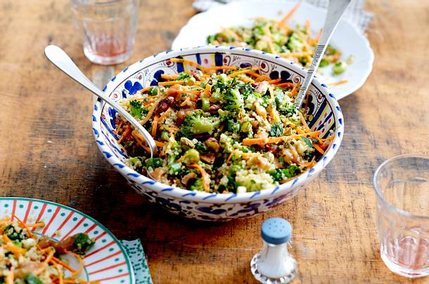 Quinoa-Brokkoli-Salat mit Pistazien und Apfel-Dattel-Vinaigrette Rezept