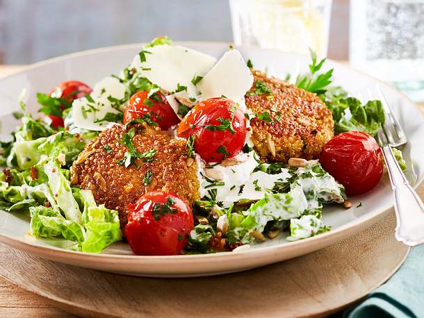 Quinoa-Bulette auf Ruck-Zuck-Salat Rezept