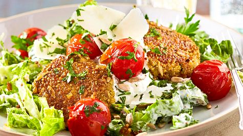 Quinoa-Frikadellen mit grünem Salat Rezept - Foto: House of Food / Bauer Food Experts KG