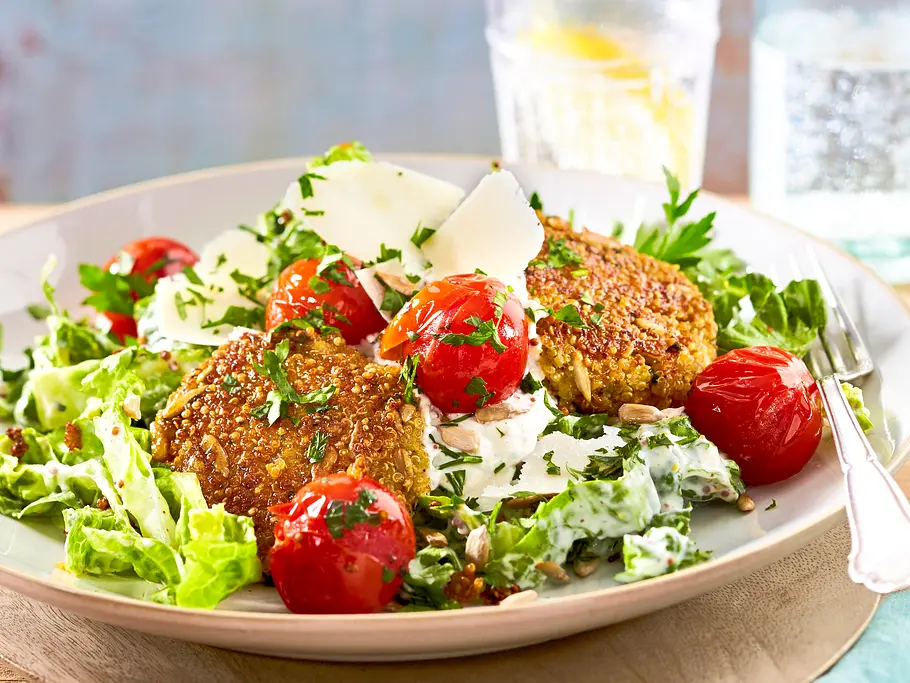 Quinoa-Frikadellen mit grünem Salat Rezept Quinoa-Frikadellen mit grünem Salat Rezept
