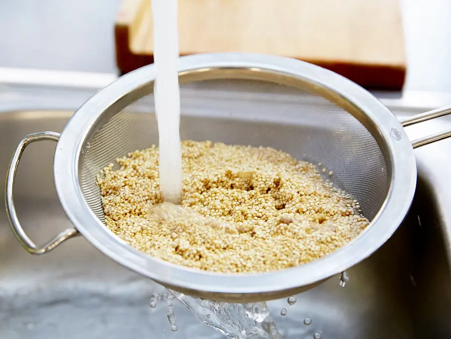 Quinoa für Salat waschen