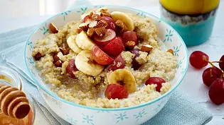 Quinoa-Mandel-Porridge mit Trauben und Banane Rezept - Foto: LECKER @ Bauer Media Group Quinoa-Mandel-Porridge mit Trauben und Banane Rezept - Foto: LECKER @ Bauer Media Group