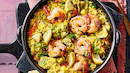 Eine große Gusseisenpfanne mit spanischer Paella mit Garnelen und Safran-Quinoa statt Reis - Foto: LECKER @ Bauer Media Group Eine große Gusseisenpfanne mit spanischer Paella mit Garnelen und Safran-Quinoa statt Reis - Foto: LECKER @ Bauer Media Group