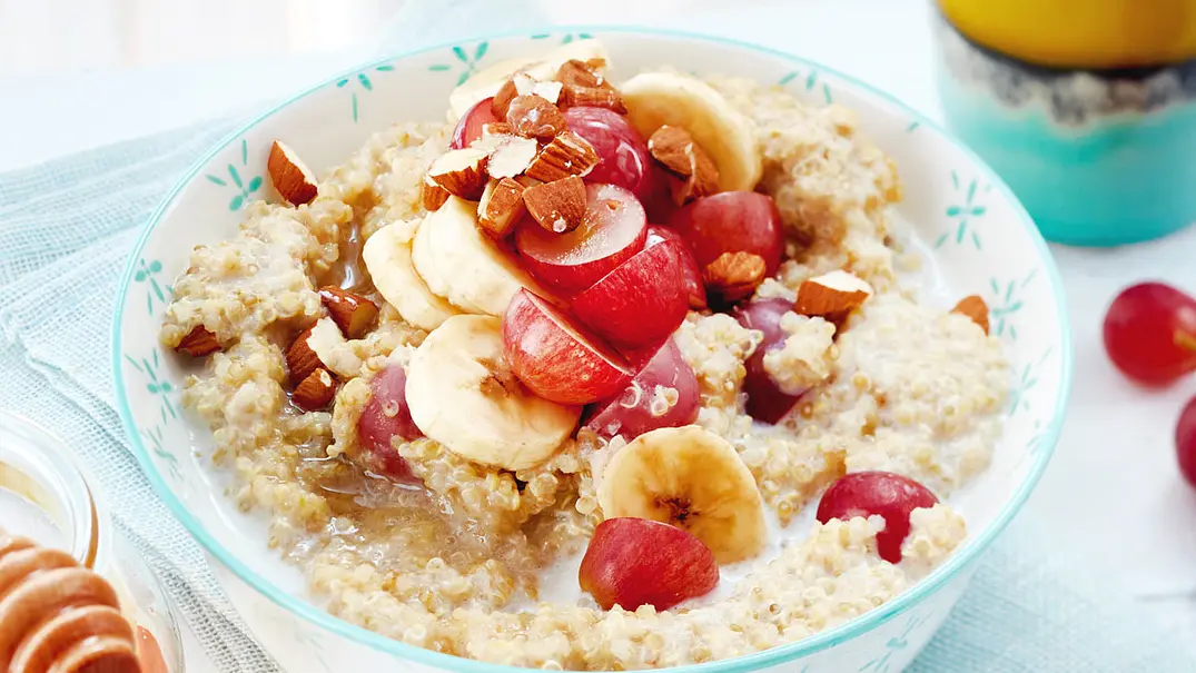 Quinoa-Porridge mit Trauben und Banane Rezept - Foto: LECKER @ Bauer Media Group Quinoa-Porridge mit Trauben und Banane Rezept - Foto: LECKER @ Bauer Media Group
