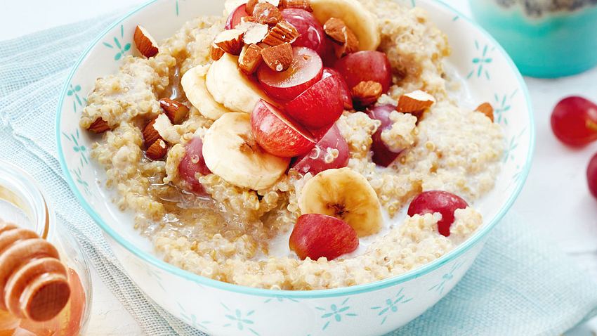 Quinoa-Porridge mit Trauben und Banane Rezept - Foto: House of Food / Bauer Food Experts KG