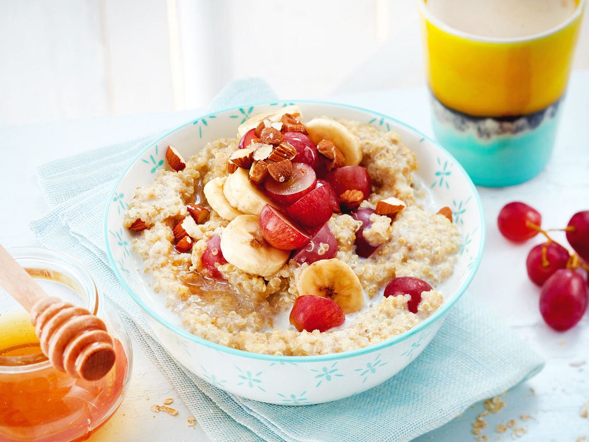 Quinoa-Porridge mit Trauben und Bananen