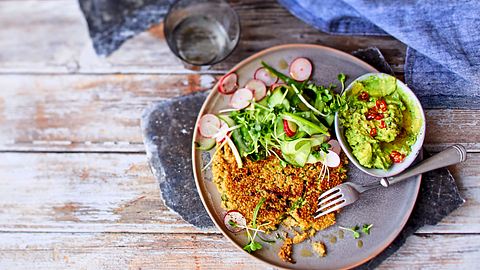 Quinoa-Rösti zu knackigem Salat Rezept - Foto: House of Food / Bauer Food Experts KG
