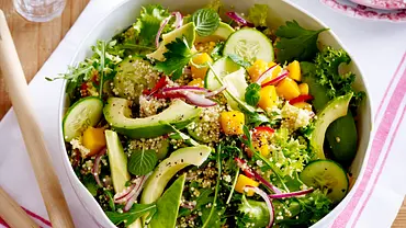 Quinoa-Salat mit Avocado und Mango Rezept - Foto: LECKER @ Bauer Media Group