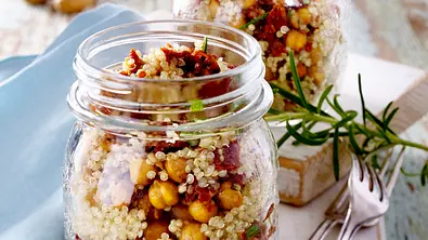 Quinoa-Salat mit getrockneten Tomaten Rezept - Foto: LECKER @ Bauer Media Group