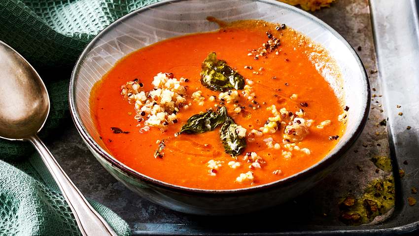 Quinoa-Tomatensuppe mit Knusper-Upgrade Rezept - Foto: House of Food / Bauer Food Experts KG