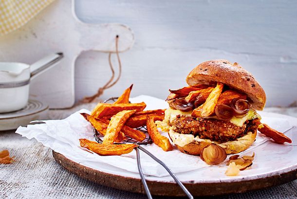 Quinoaburger mit Süßkartoffelpommes und Senfcreme Rezept Quinoaburger mit Süßkartoffelpommes und Senfcreme Rezept