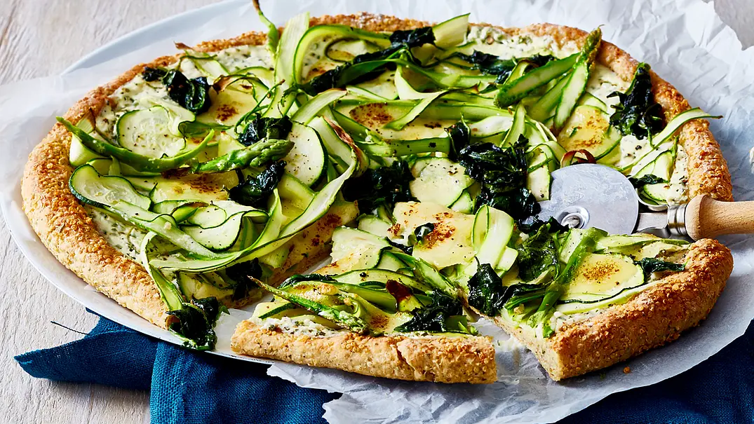 Quinoapizza „Es grünt so grün“ Rezept - Foto: LECKER @ Bauer Media Group