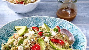 Quinoasalat mit Erdbeeren und Avocado Rezept - Foto: House of Food / Bauer Food Experts KG