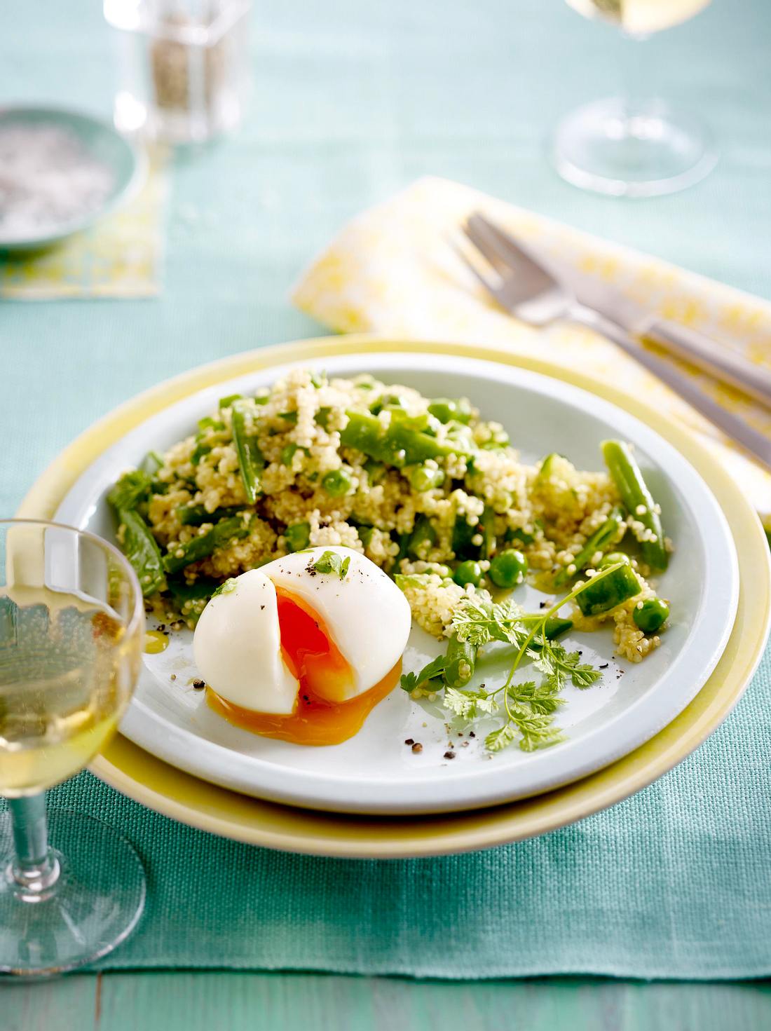 Quinoasalat mit gekochtem Ei, Bohnen und Gurke Rezept | LECKER