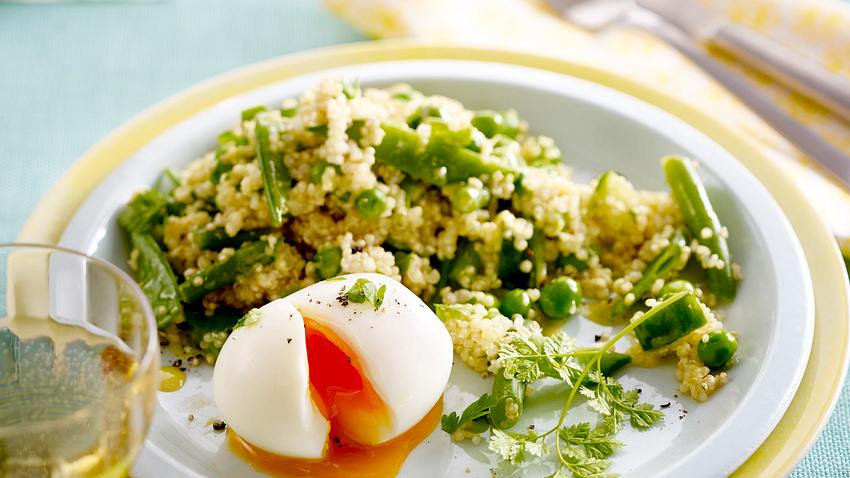 Quinoasalat mit gekochtem Ei, Bohnen und Gurke Rezept - Foto: House of Food / Bauer Food Experts KG