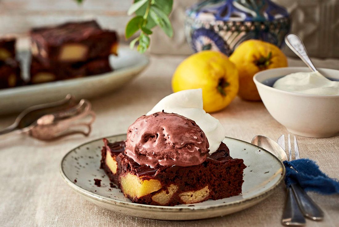 Quitten-Blechkuchen mit zweierlei Schokolade Rezept | LECKER