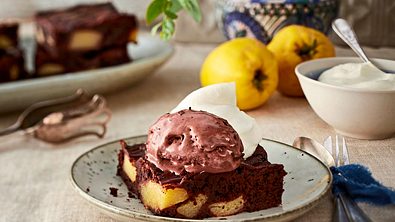 Quitten-Blechkuchen mit zweierlei Schokolade Rezept - Foto: LECKER @ Bauer Media Group