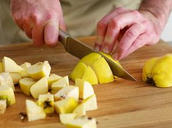 Quitten samt Kerngehäuse in Stücke schneiden - Foto: House of Food / Bauer Food Experts KG