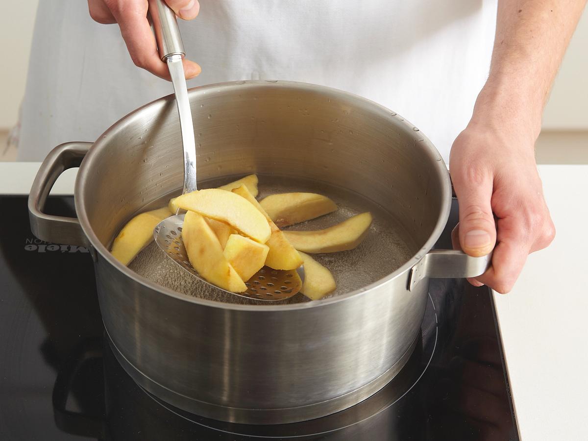 Quitten vor der Weiterverarbeitung kochen