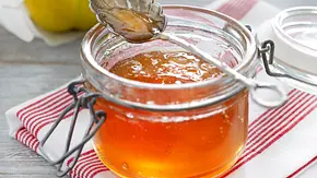 Selbst gemachtes Quittengelee in einem Glas - Foto: LECKER @ Bauer Media Group Selbst gemachtes Quittengelee in einem Glas - Foto: LECKER @ Bauer Media Group
