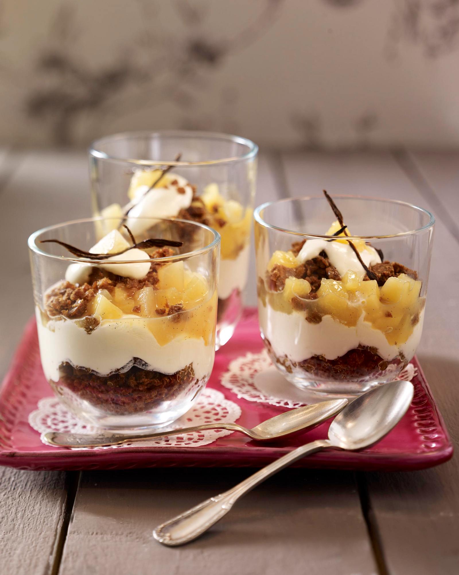 Quittenkompott mit Crème fraîche-Joghurt und Pumpernickel Rezept | LECKER