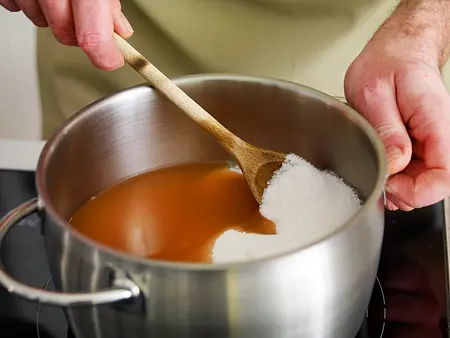 Quittensaft mit Gelierzucker aufkochen