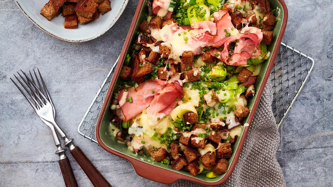 Raclette-Auflauf mit Brot-Crunch Rezept - Foto: LECKER @ Bauer Media Group