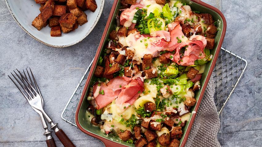 Raclette-Auflauf mit Brot-Crunch Rezept - Foto: House of Food / Bauer Food Experts KG