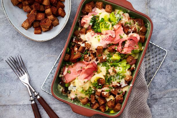 Raclette-Auflauf mit Brot-Crunch Rezept