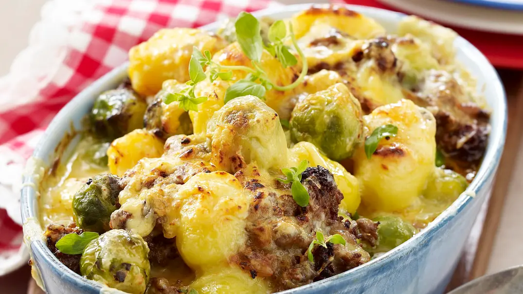 Raclette-Auflauf mit Hack Rezept - Foto: LECKER @ Bauer Media Group Raclette-Auflauf mit Hack Rezept - Foto: LECKER @ Bauer Media Group